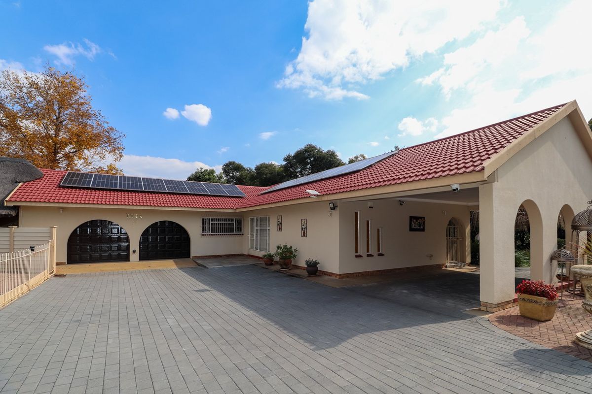 Spacious Family Home with borehole & solar/inverter system - Photo 4