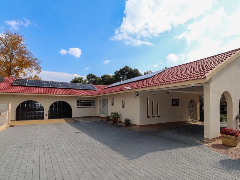 Spacious Family Home with borehole & solar/inverter system - Photo 4