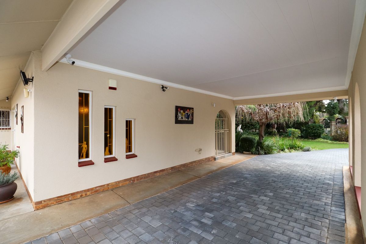 Spacious Family Home with borehole & solar/inverter system - Photo 5