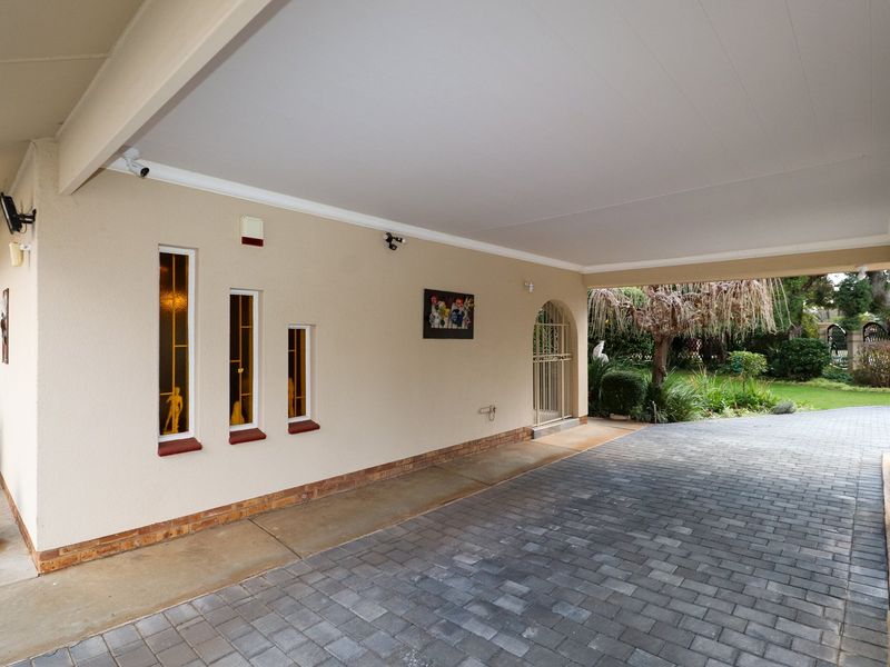 Spacious Family Home with borehole & solar/inverter system - Photo 5
