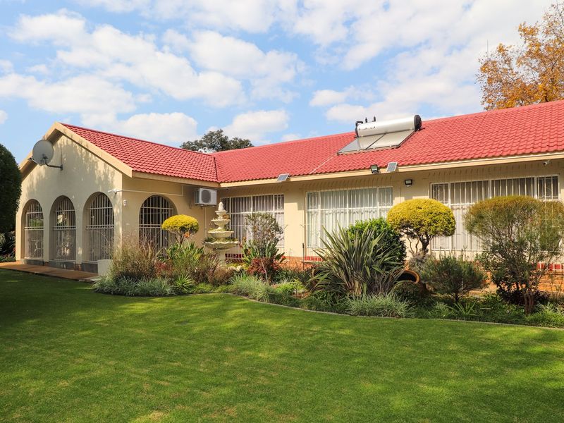 Spacious Family Home with borehole & solar/inverter system - Photo 1