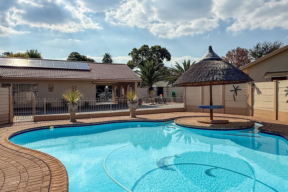 Spacious Family Home with borehole & solar/inverter system - Photo 3