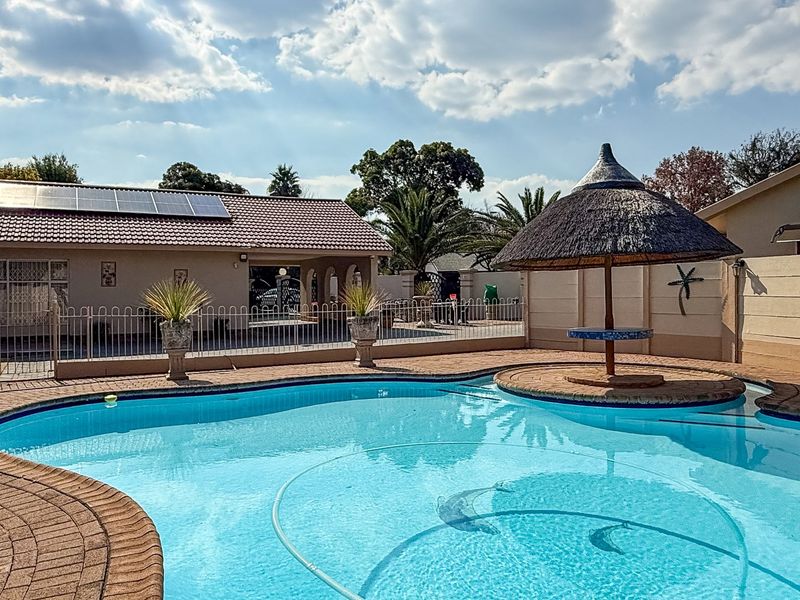 Spacious Family Home with borehole & solar/inverter system - Photo 3