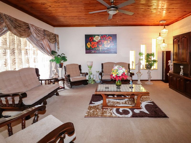 Spacious Family Home with borehole & solar/inverter system - Photo 8