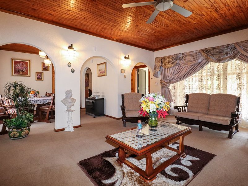Spacious Family Home with borehole & solar/inverter system - Photo 10