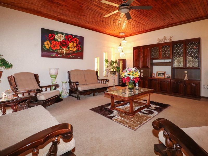 Spacious Family Home with borehole & solar/inverter system - Photo 9