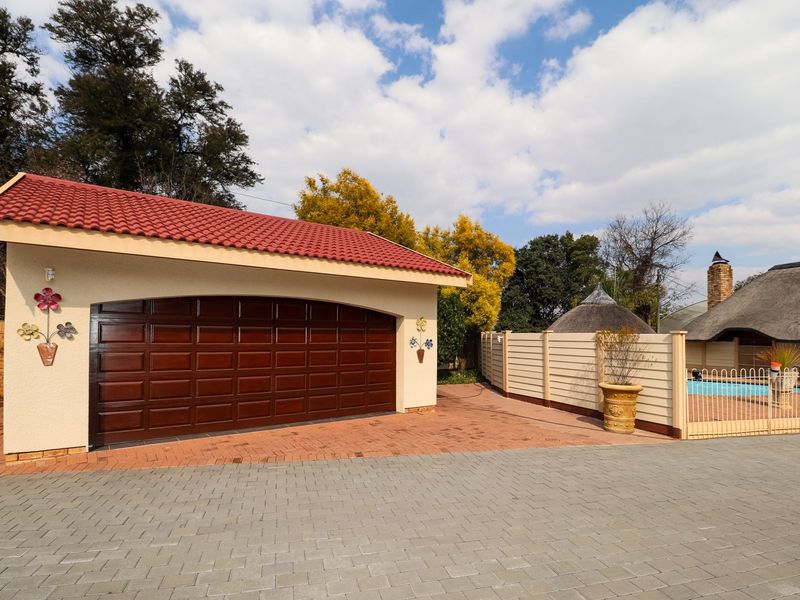 Spacious Family Home with borehole & solar/inverter system - Photo 6