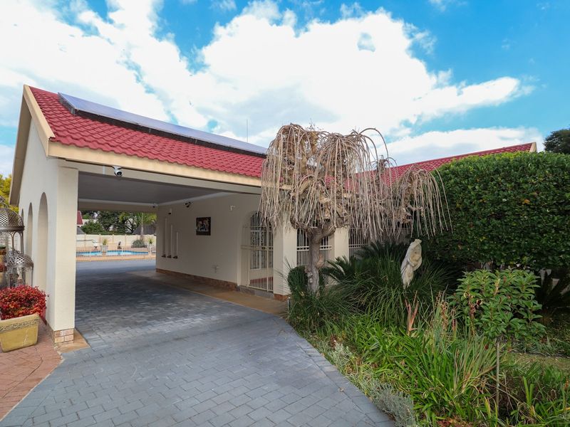 Spacious Family Home with borehole & solar/inverter system - Photo 7
