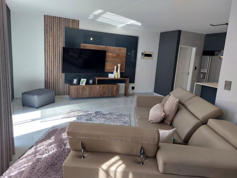 3 Masterpiece of a duplex for sale at Annlin - Photo 2