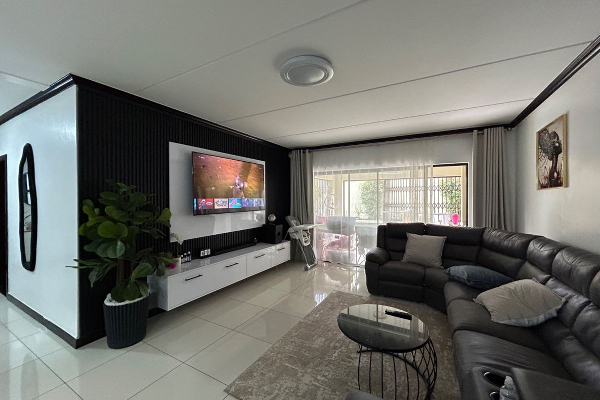 Spacious three bedroom two bathroom ground floor unit - Photo 5