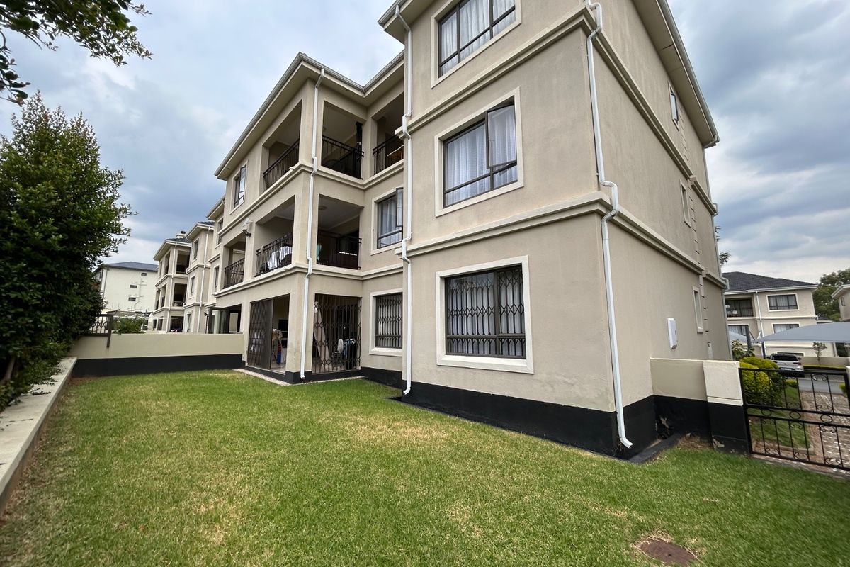 Spacious three bedroom two bathroom ground floor unit - Photo 2
