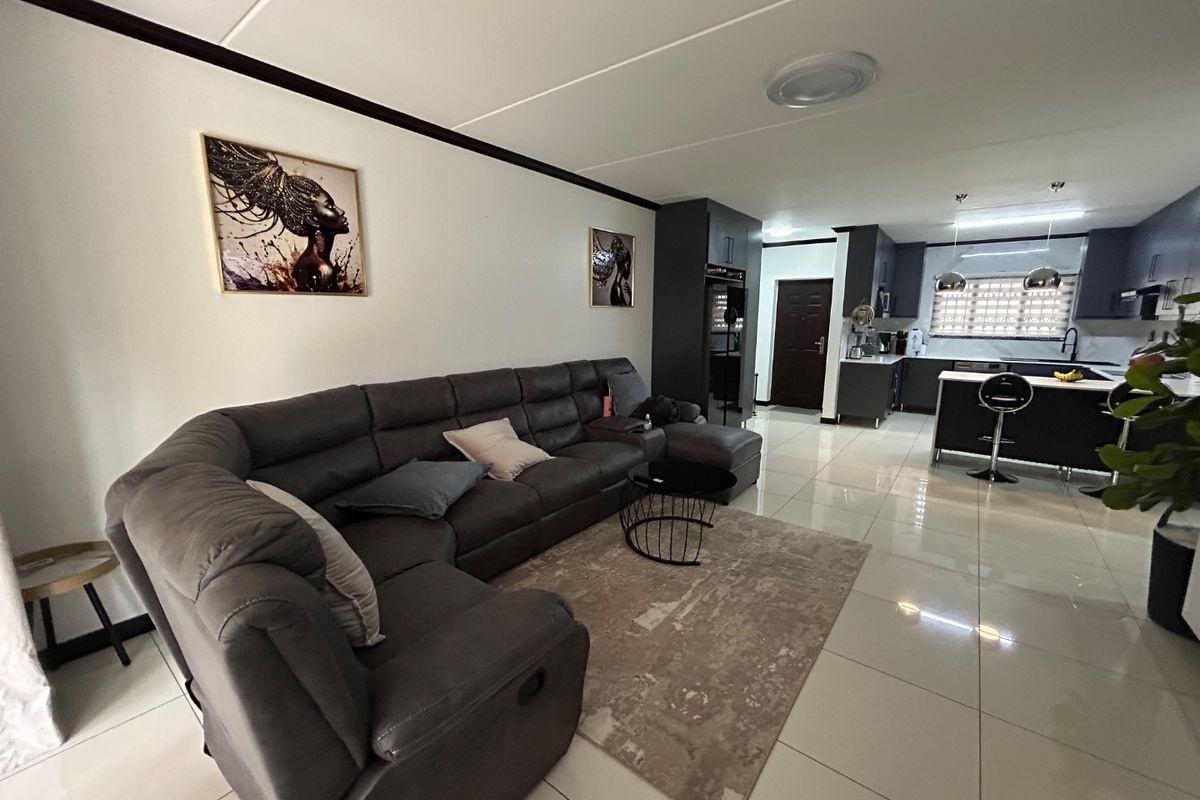 Spacious three bedroom two bathroom ground floor unit - Photo 3