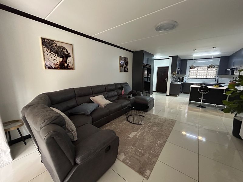 Spacious three bedroom two bathroom ground floor unit - Photo 3