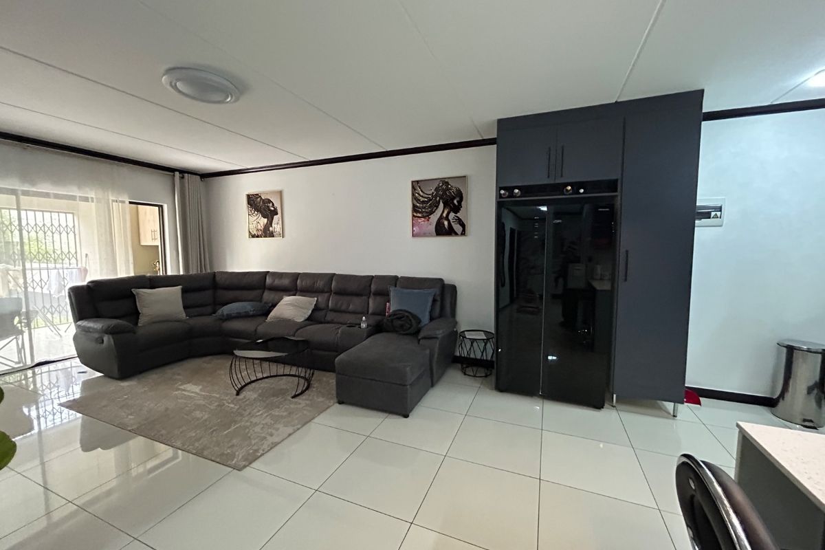 Spacious three bedroom two bathroom ground floor unit - Photo 4