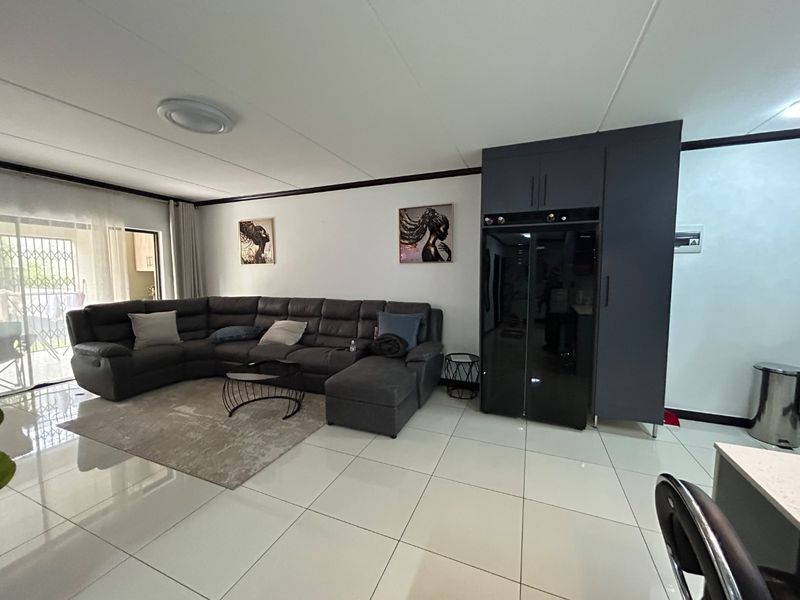 Spacious three bedroom two bathroom ground floor unit - Photo 4