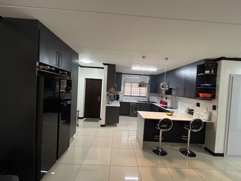 Spacious three bedroom two bathroom ground floor unit - Photo 7