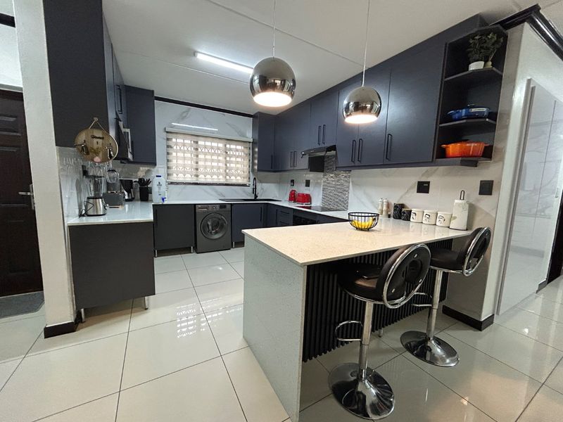 Spacious three bedroom two bathroom ground floor unit - Photo 8