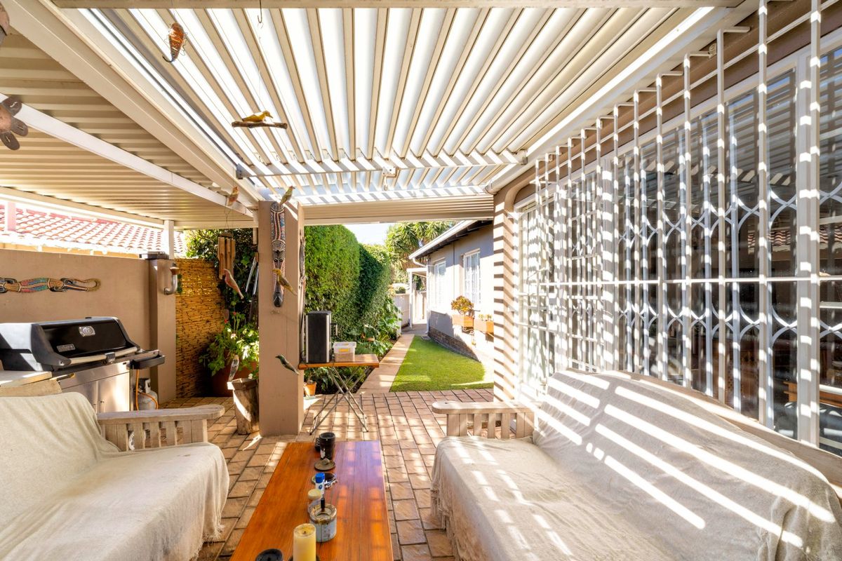 A Delightful Oasis -  Free Standing, Full Title (no HOA or Levies) -  in a Small, Tight-Knit Community  - Photo 2