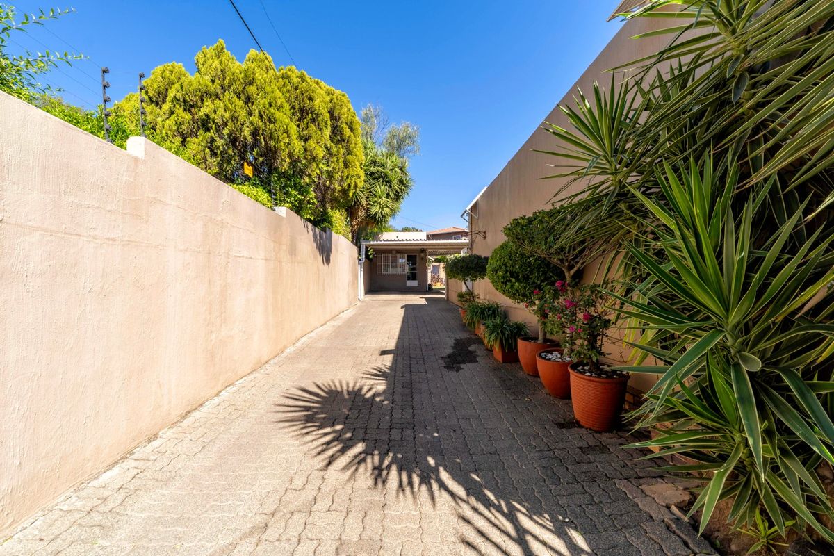 A Delightful Oasis -  Free Standing, Full Title (no HOA or Levies) -  in a Small, Tight-Knit Community  - Photo 3