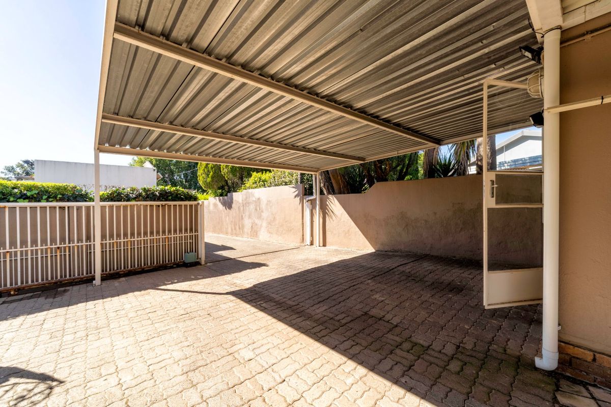 A Delightful Oasis -  Free Standing, Full Title (no HOA or Levies) -  in a Small, Tight-Knit Community  - Photo 4