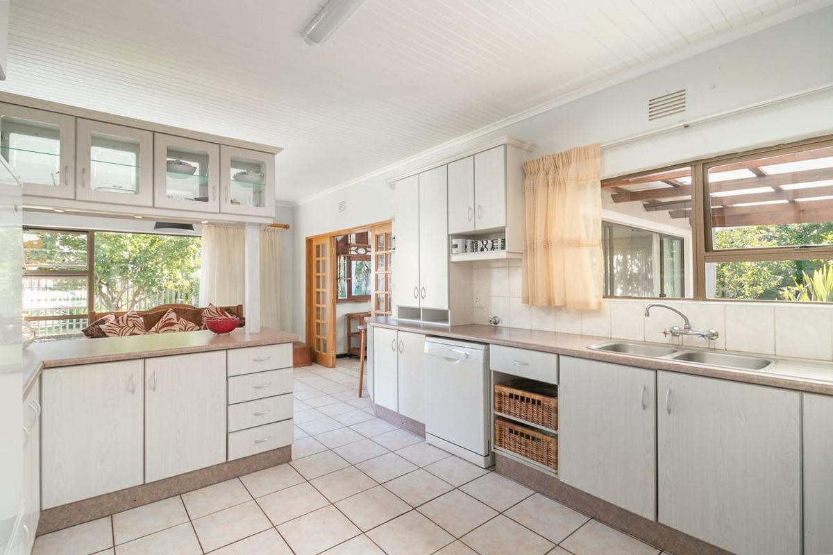 Spacious Single-Level 4 bedroom Family Home in the Heart of Sedgefield - Photo 5