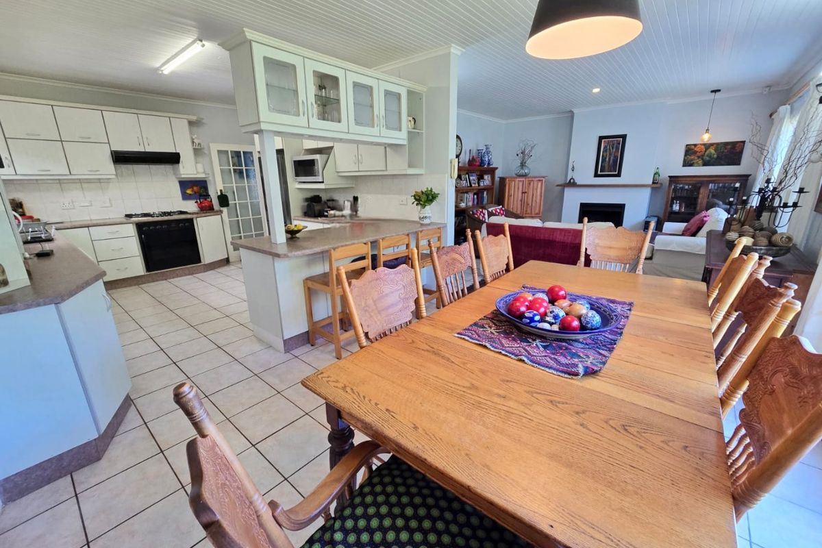 Spacious Single-Level 4 bedroom Family Home in the Heart of Sedgefield - Photo 4