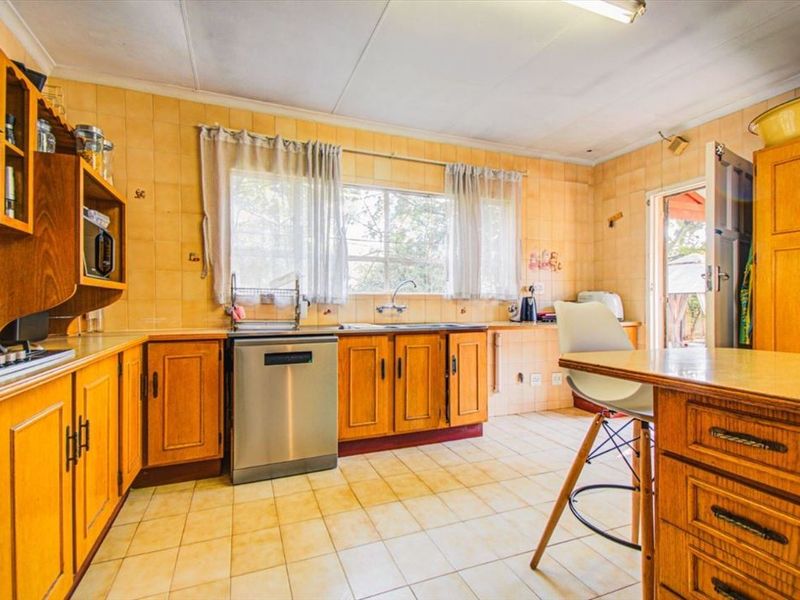Comfortable Family Home with Excellent Living Space - Photo 1