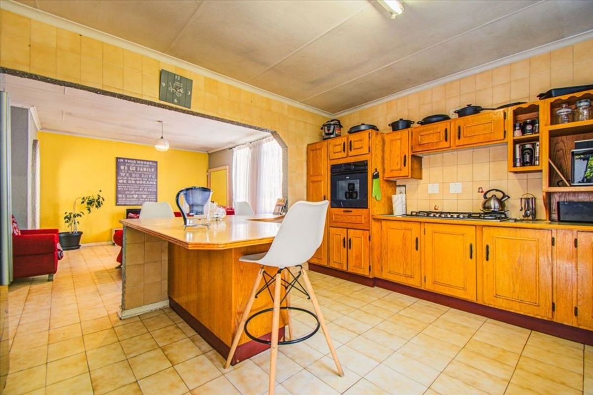 Comfortable Family Home with Excellent Living Space - Photo 2