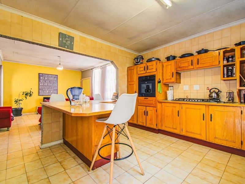Comfortable Family Home with Excellent Living Space - Photo 2