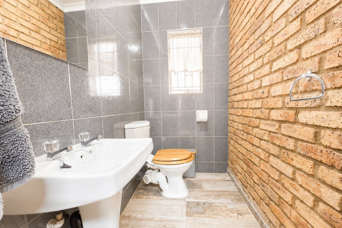 Spacious Family Home with Two Flatlets for large families, or potential rental income in Secure Sunward Park - Photo 4
