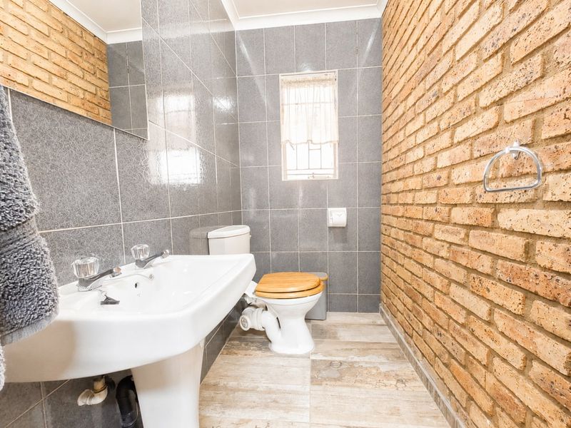 Spacious Family Home with Two Flatlets for large families, or potential rental income in Secure Sunward Park - Photo 4