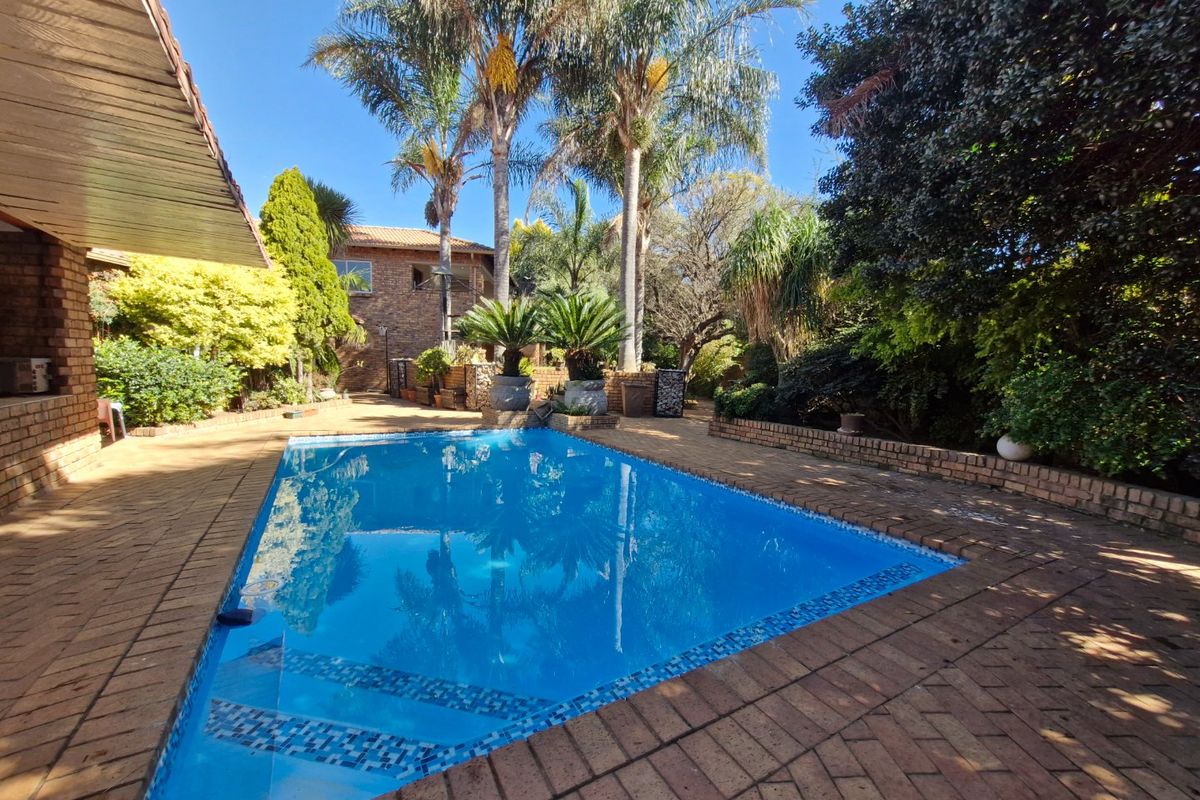 Spacious Family Home with Two Flatlets for large families, or potential rental income in Secure Sunward Park - Photo 2