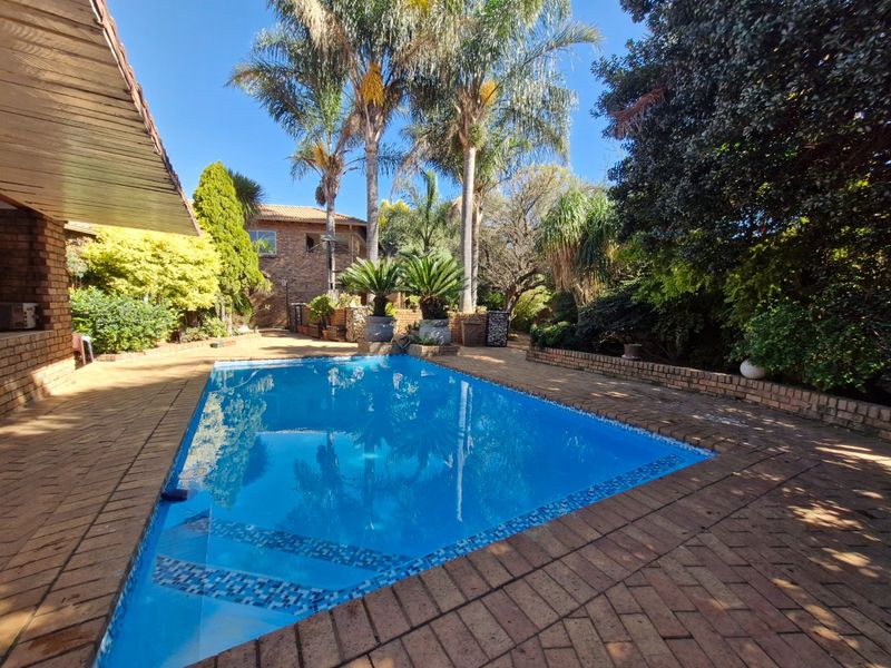 Spacious Family Home with Two Flatlets for large families, or potential rental income in Secure Sunward Park - Photo 2