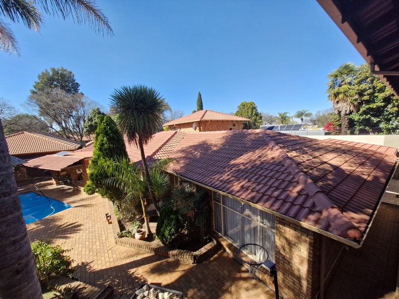 Spacious Family Home with Two Flatlets for large families, or potential rental income in Secure Sunward Park - Photo 1