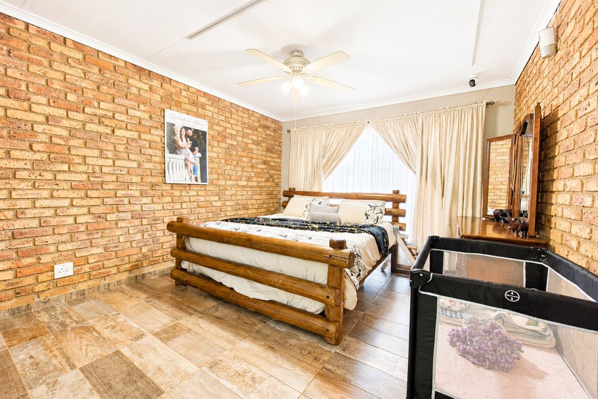 Spacious Family Home with Two Flatlets for large families, or potential rental income in Secure Sunward Park - Photo 5