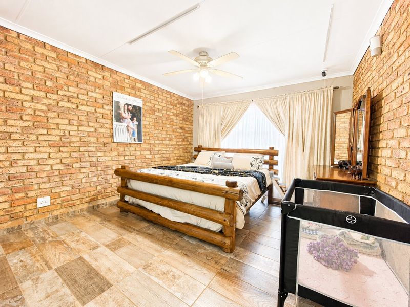 Spacious Family Home with Two Flatlets for large families, or potential rental income in Secure Sunward Park - Photo 5