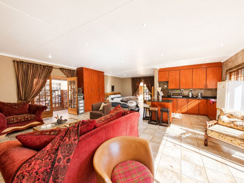 Spacious Family Home with Two Flatlets for large families, or potential rental income in Secure Sunward Park - Photo 10
