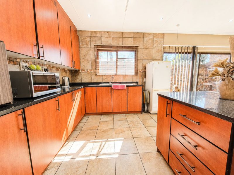 Spacious Family Home with Two Flatlets for large families, or potential rental income in Secure Sunward Park - Photo 9