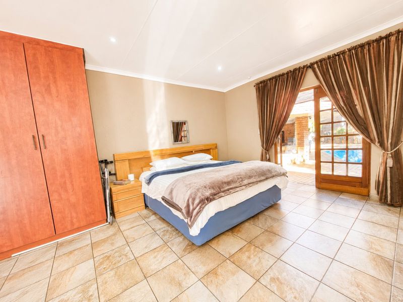 Spacious Family Home with Two Flatlets for large families, or potential rental income in Secure Sunward Park - Photo 8