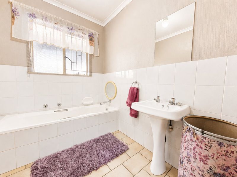 Spacious Family Home with Two Flatlets for large families, or potential rental income in Secure Sunward Park - Photo 6