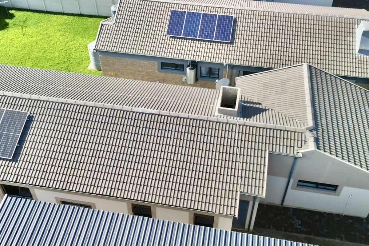 Modern open plan family home with covered braai and entertainment. - Photo 5