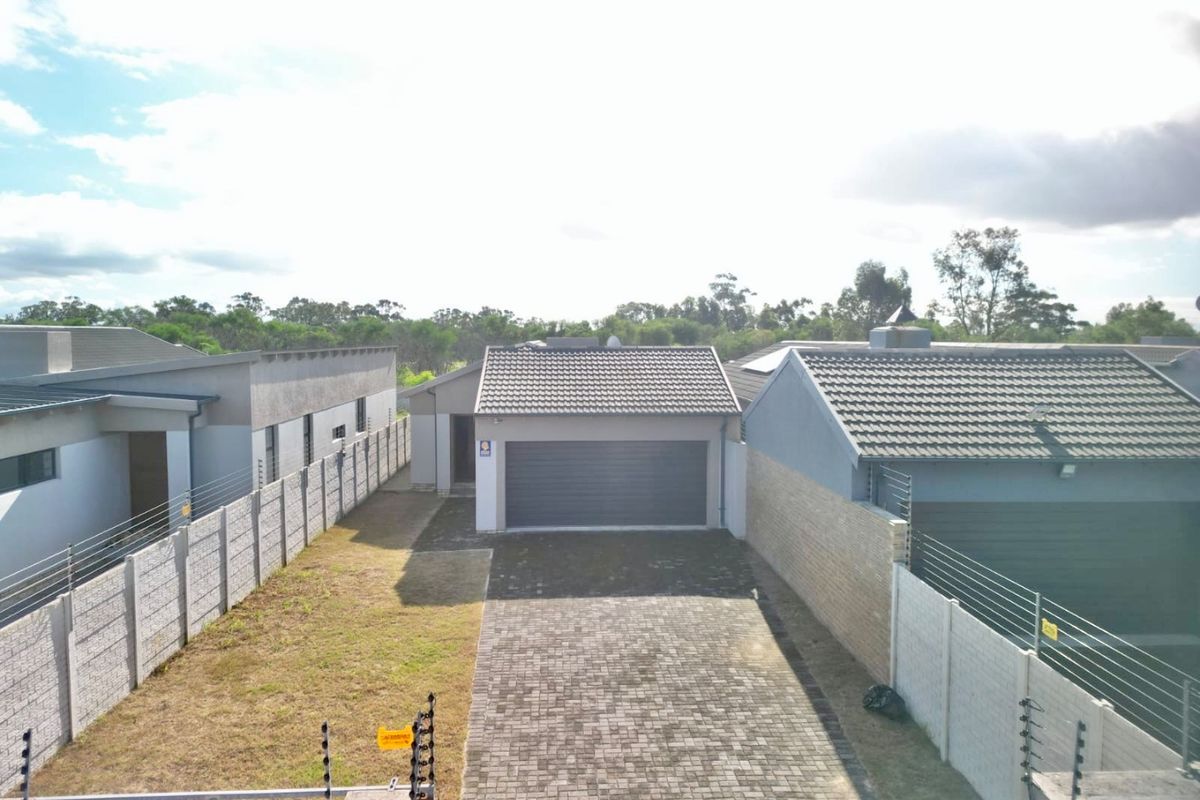Modern open plan family home with covered braai and entertainment. - Photo 3