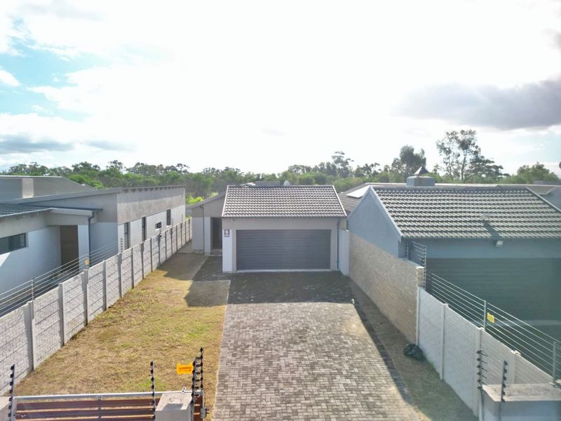Modern open plan family home with covered braai and entertainment. - Photo 3