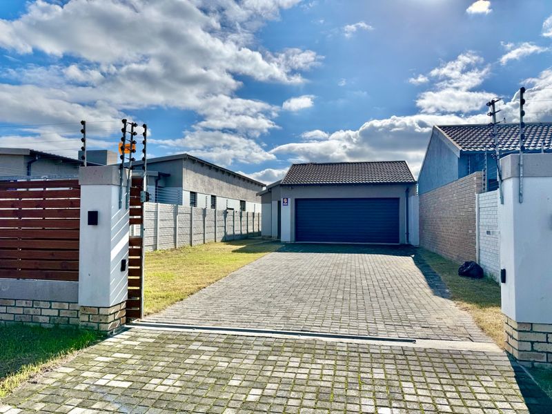Modern open plan family home with covered braai and entertainment. - Photo 8