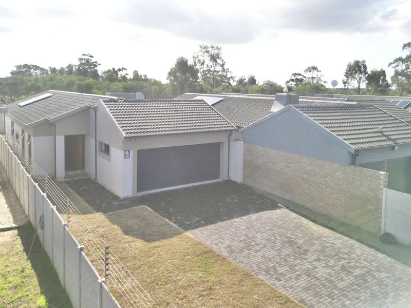 Modern open plan family home with covered braai and entertainment. - Photo 2