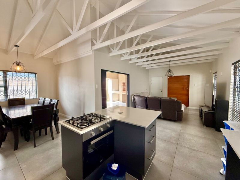 Modern open plan family home with covered braai and entertainment. - Photo 1