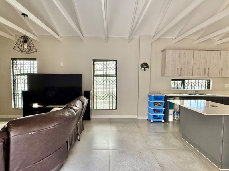 Modern open plan family home with covered braai and entertainment. - Photo 10