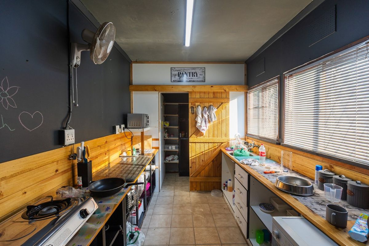House And A flat For Under A Million  - Photo 2