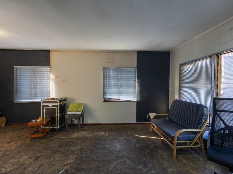 House And A flat For Under A Million  - Photo 3