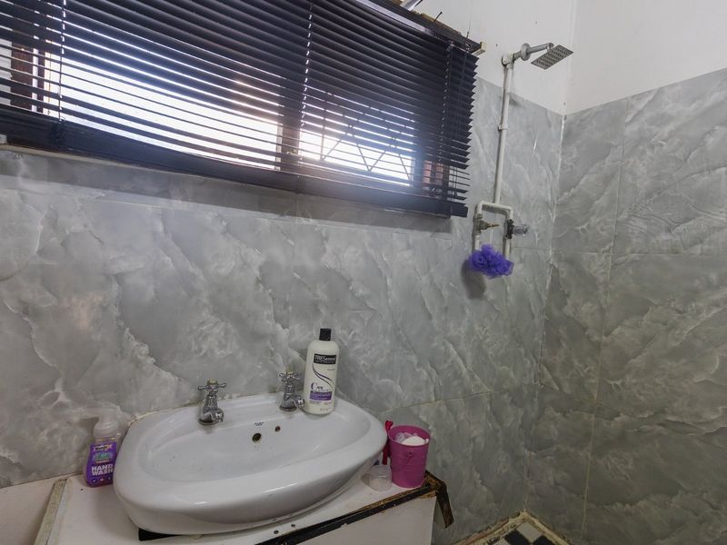 House And A flat For Under A Million  - Photo 8